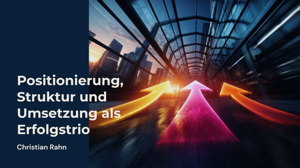 Drei leuchtende, farbige Pfeile – pink in der Mitte, orange links und rechts – rasen durch einen modernen verglasten Stadtkorridor in Richtung Sonnenaufgang, symbolisierend Fokus, Struktur und Fortschritt im Marketing.