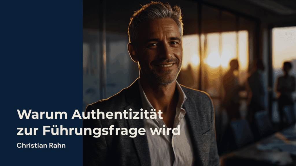 Portrait eines lächelnden Geschäftsmanns im Konferenzraum bei Sonnenuntergang. Text im Bild: „Warum Authentizität zur Führungsfrage wird – Christian Rahn