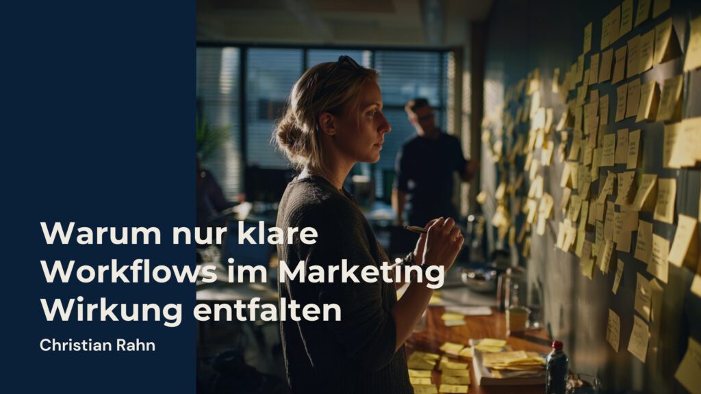Workflows im Marketing Frau plant Marketing-Workflows vor einer Wand voller Post-its, Symbol für Struktur statt Aktionismus im Business.
