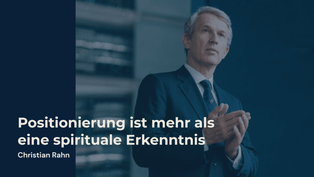 Business-Führungskraft im Anzug spricht vor modernem Hintergrund – Text im Bild: „Positionierung ist mehr als eine spirituelle Erkenntnis – Christian Rahn