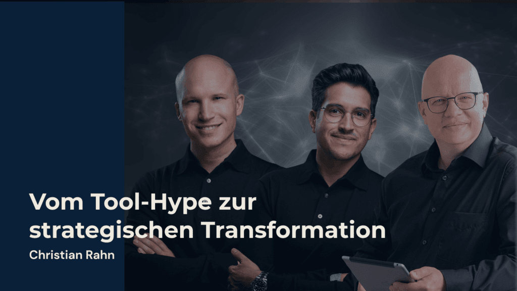 Christian Rahn mit Julian und Cord von Just Forward. Titelaufschrift „Vom Tool-Hype zur strategischen Transformation“. Das Visual zeigt drei Experten für KI und Digitalisierung im Mittelstand vor einem Netzwerk-Hintergrund – Symbol für digitale Transformation und strategische Unternehmensführung.