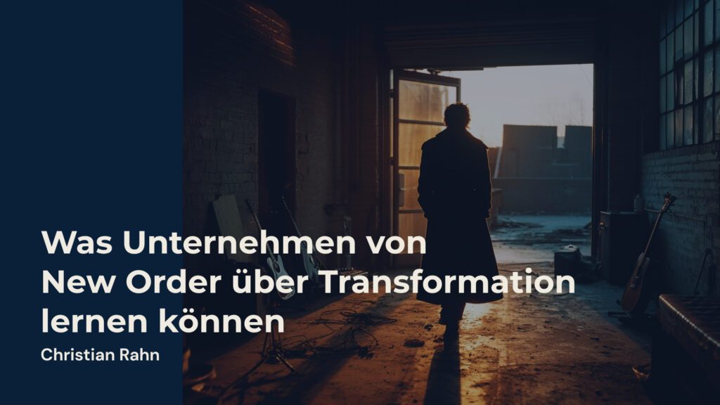 „Silhouette einer Person im Mantel, die durch eine geöffnete Tür in eine Industriehalle tritt – flankiert von zurückgelassenen Gitarren. Links im Bild: Titeltext ‚Was Unternehmen von New Order über Transformation lernen können‘ von Christian Rahn.“